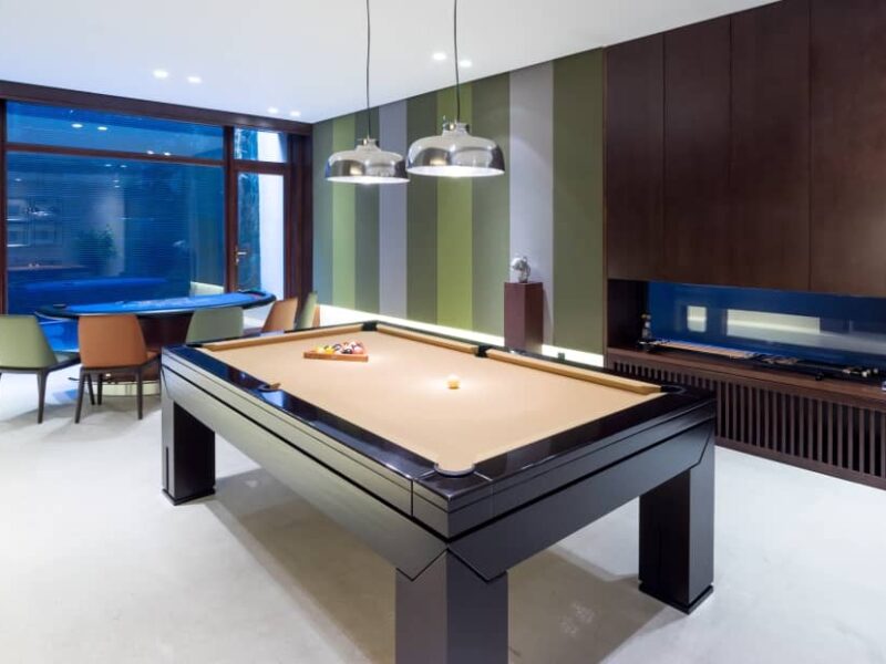 Choosing a pool table adapted to the dimensions of your room is essential.