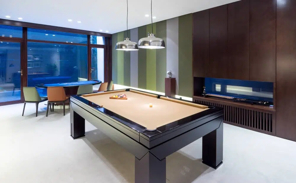 Choosing a pool table adapted to the dimensions of your room is essential.